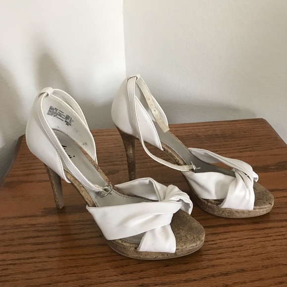 Woman’s Heels - Picture 2 of 4